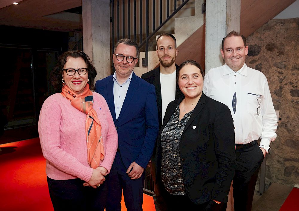 Das Parlament soll mehr kosten als eine teure Hotline? Nicht mit uns!