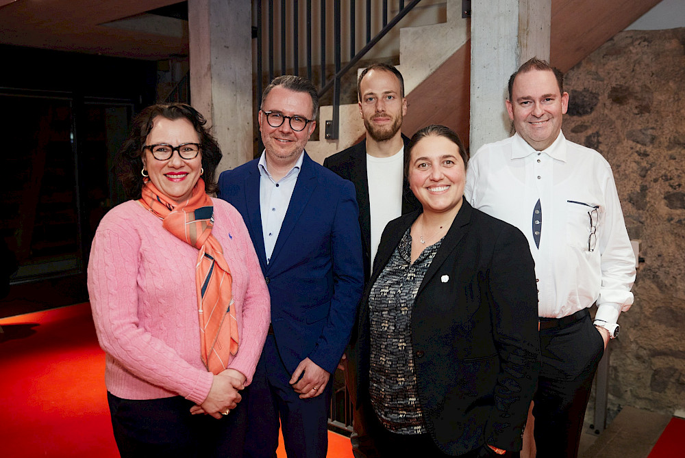 Das Parlament soll mehr kosten als eine teure Hotline? Nicht mit uns!